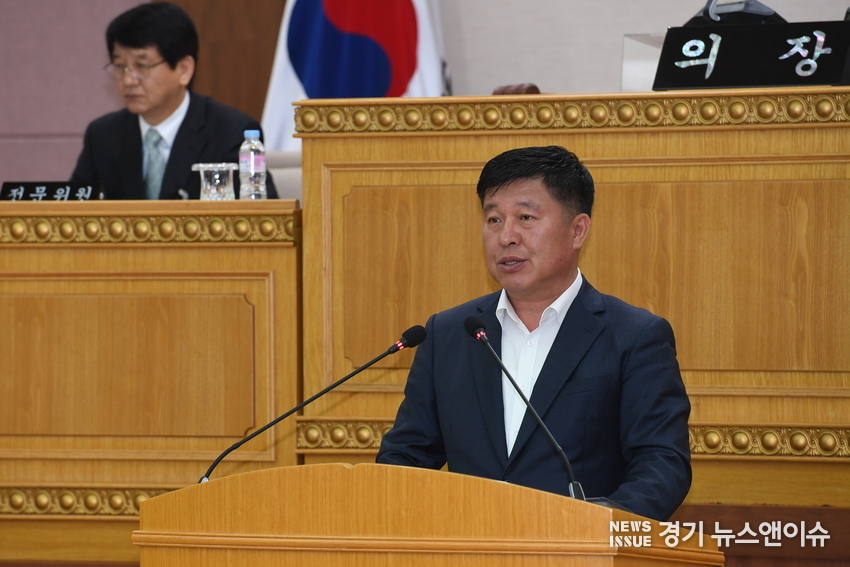 정덕영 의원이 ‘용산구 노인요양시설 건립계획 철회 촉구 결의안’을 대표 발의하고 있다.