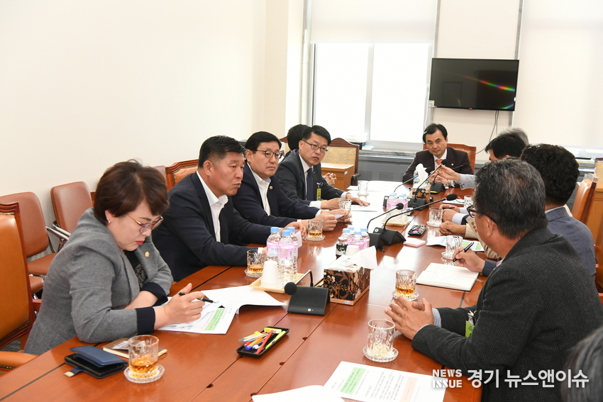 양주시 광적면 가납리 헬기반대 대책위 위원들이 안규백 국회 국방위원장을 만나 헬기부대 이전계획 백지화를 요구하고 있다.