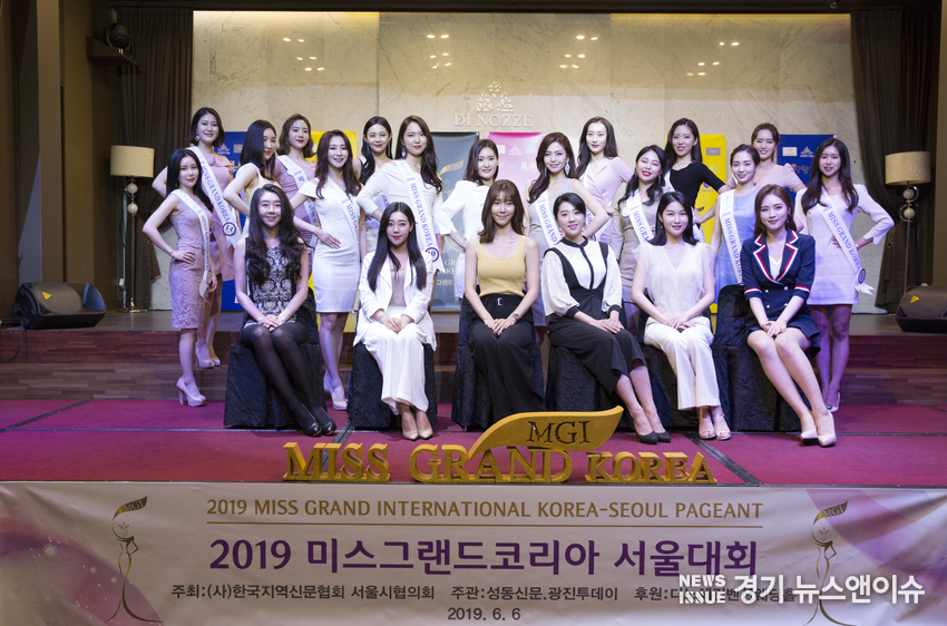 미스글로라이즈코리아 서울 후보자와 대회조직위원회 , 하람회원들이 기념촬영을 하고 있다.