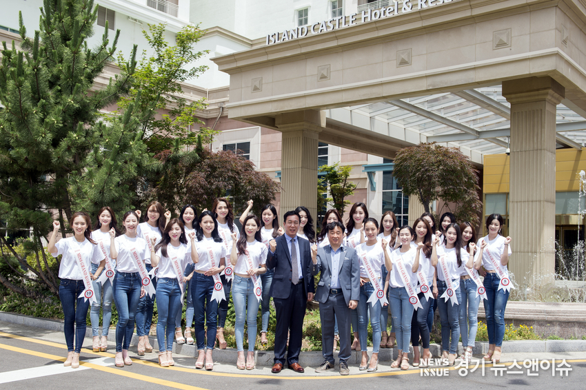대회 합숙 장소인 아일랜드캐슬 호텔에서 이덕범 대표이사와 후보자들이 기념 촬영을 하고 있다.