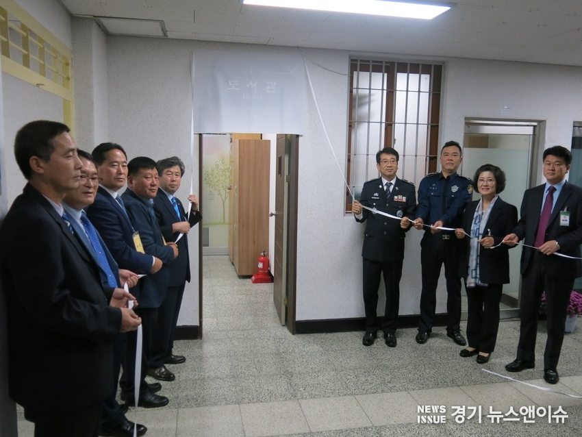 의정부교도소내 도서관이 개관돼 본격 운영에 들어갔다.<br>
사진은 지난 7일 김승만 교도소장과 교정협의회 교화분과 김성군 회장, 권경철 새마을문고 회장을 비롯한 회원들이 참석한 가운데 개관식을 갖는 모습.