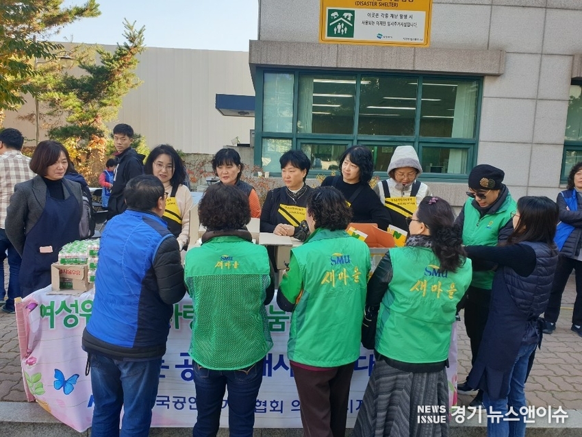 한국공인중개사협회 의정부지회 여성위원회 회원들이 지난 7일 의정부3동 주민센터에서 소외계층 어르신들을 위한 짜장면 나눔행사를 펼쳤다.