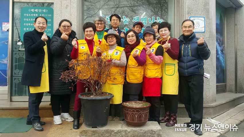천사보금자리봉사단 신철호 단장을 비롯한 회원들과 우리교회 정영일 목사가 지역의 소외계층 어른들을 위해 사랑의 나눔행사를 펼쳤다.