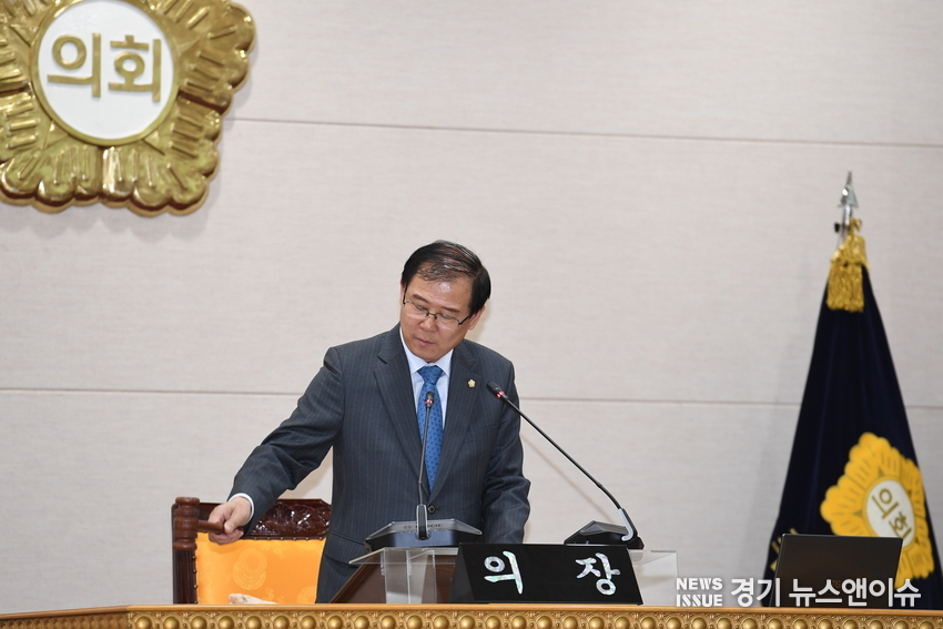 이희창 양주시의회 의장이 본회의장에서 상정된 안건을 의결하며 의사봉을 두드리고 있다.