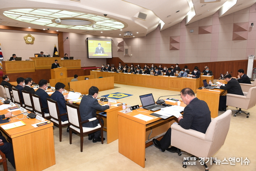 강수현 양주시 기획행정실장이 본회의장에서 양주시 행정기구 및 정원 조례 일부 개정조례안에 대한 제안설명을 하고 있다.