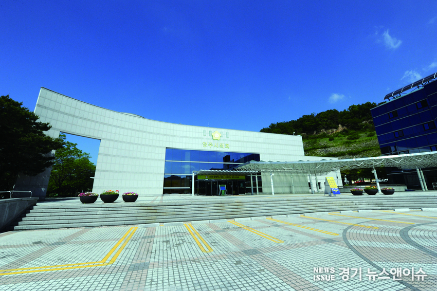 양주시의회가 올해 국.내외 의정연수를 모두 취소하고 관련 예산을 반납했다.<br>
반납된 예산은 코로나19 극복 및 수해피해 복구를 위해 쓰이게 된다.