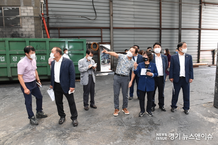 양주시의회 지속가능한 환경연구회 소속 의원들이 양주시 관내 소각업체를 방문, 오염방지시설 정상가동 여부 등을 파악하고 있다.