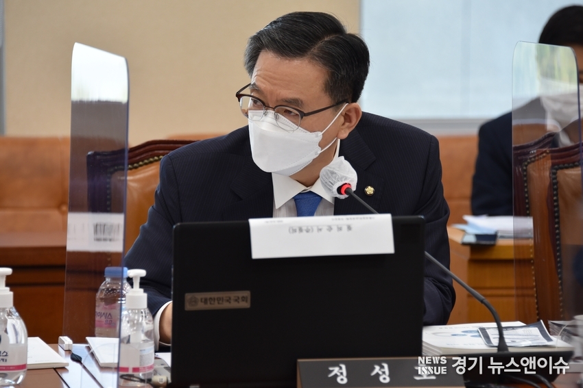 국정감사장에서 정부부처 관계자를 상대로 질의하고 있는 국회 기획재정위원회 소속 더불어민주당 정성호 의원(경기 양주시)