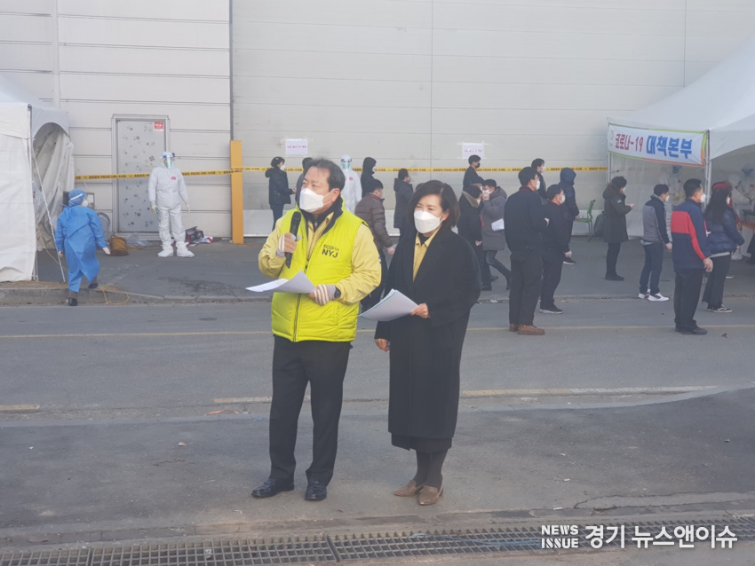 조광한 남양주시장이 남미숙 남양주보건소장과 함께 코로나19 집단감염이 발생한 진관산단 현장을 찾아 집단감염 상황과 방역활동 등에 대해 설명하고 있다. 남양주시 제공