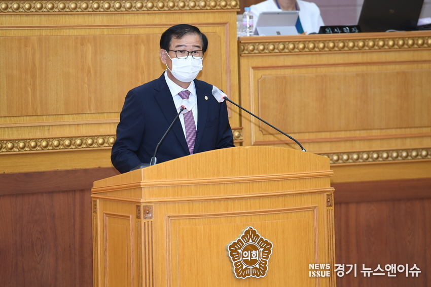 이희창 예산위원장이 10일 열린 제333회 양주시의회 임시회 본회의에서 양주시가 제출한 2021년도 제2회 추경예산안에 대한 심사결과를 보고하고 있다./양주시의회 제공