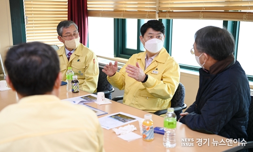 이한규 경기도 행정2부지사가 5일 포천시 소재 산란계 사육농장을 찾아 차단방역시설 운영과 농가방역수칙 준수상황을 꼼꼼히 챙겼다. /경기도 북부청사 제공