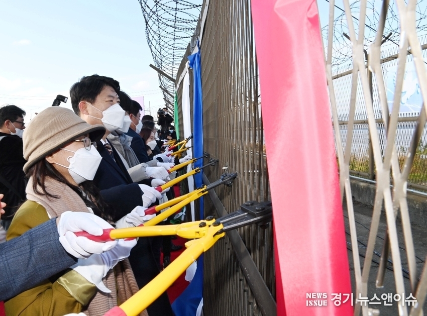 이한규 경기도 행정2부지사가 10일 오후 김포시 누산리 포구에서 열린 '김포 한강 군 철책 철거 기념식'에 참석, 도민들과 철책을 절단하고 있다. /경기도 북부청사 제공