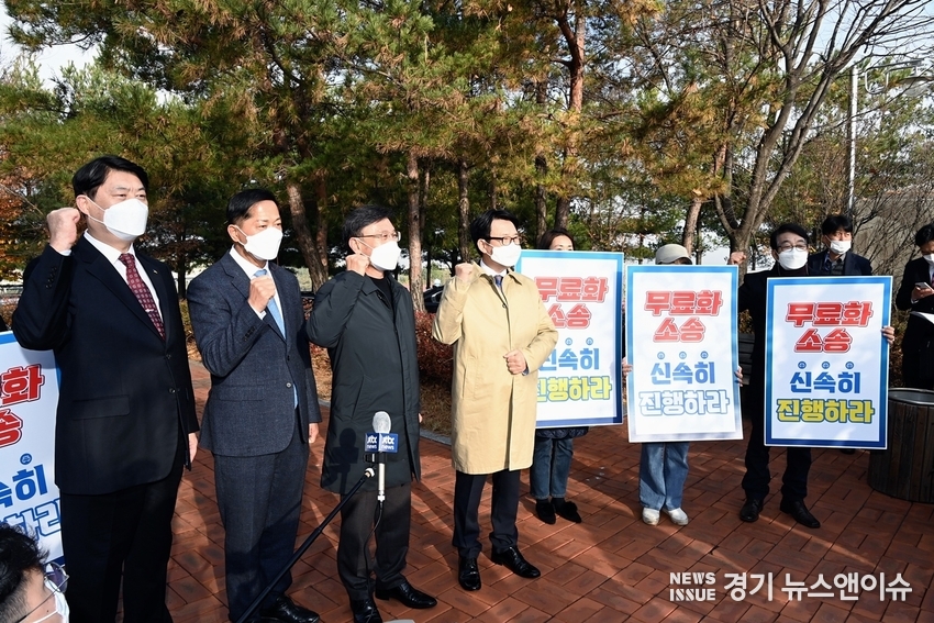 이 한규 경기도 행정2부지사와 이재준 고양시장, 정하영 김포시장, 최종환 파주시장 등은 17일 일산대교(주) 사무소를 방문해 "일산대교 무료통행 협의에 적극 나서 줄 것"을 요청했다. /경기도 제공