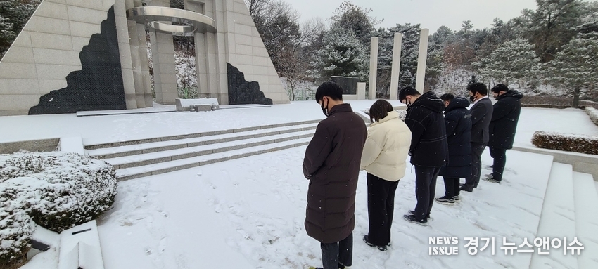 국민의힘 양주시 당협 청년위원회 위원장단 8명이 19일 양주시 현충탑을 찾아 참배하고 호국영령들의 넋을 기렸다. /청년위원회 제공