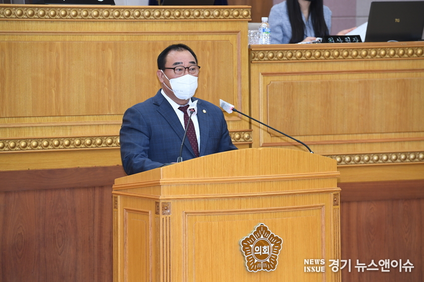 홍성표 의원이 제339회 양주시의회 임시회 제1차 본회의에서 ‘양주시 덕계저수지 하천구역 지정 재검토 건의안’을 대표 발의하고 있다. /양주시의회 제공