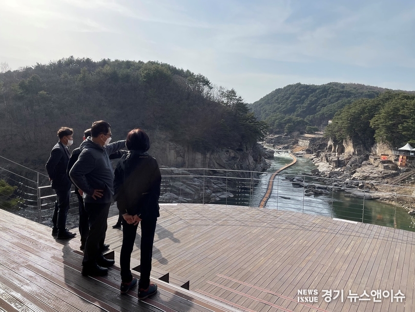 연제찬 균형발전기획실장 등 경기도 관계자들이 29일 한탄강 주상절리길 조성사업 현장을 방문해 점검활동을 펼치고 있다. /경기도 제공