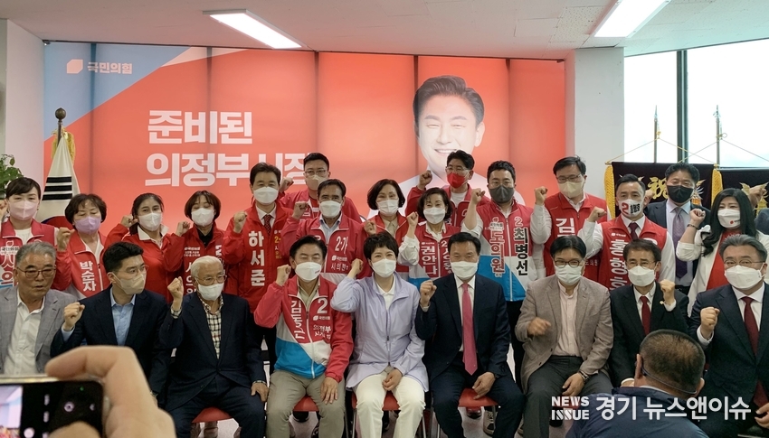 김동근 의정부시장 후보 선거사무소 개소식에 끝난 뒤 김은혜 경기도지사 후보, 손학규 전 경기도지사, 목요상 헌정회 회장 등 내빈과 시.도의원 후보들이 화이팅을 외치며 기념촬영을 하고 하고 았다. /김동근 캠프 제공