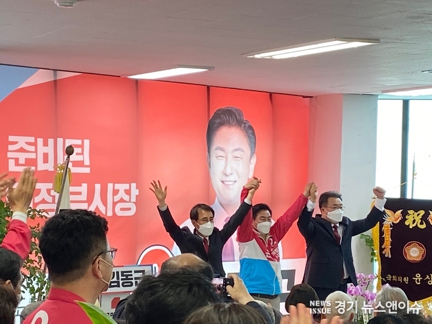 의정부시장 후보 당내 경선을 함께 펼쳤던 구구회 의정부시의회 부의장과 임호석 시의원이 김동근 후보와 손을 맞잡고 승리를 결의하는 등 원팀임을 과시하고 있다. /김동근 캠프 제공