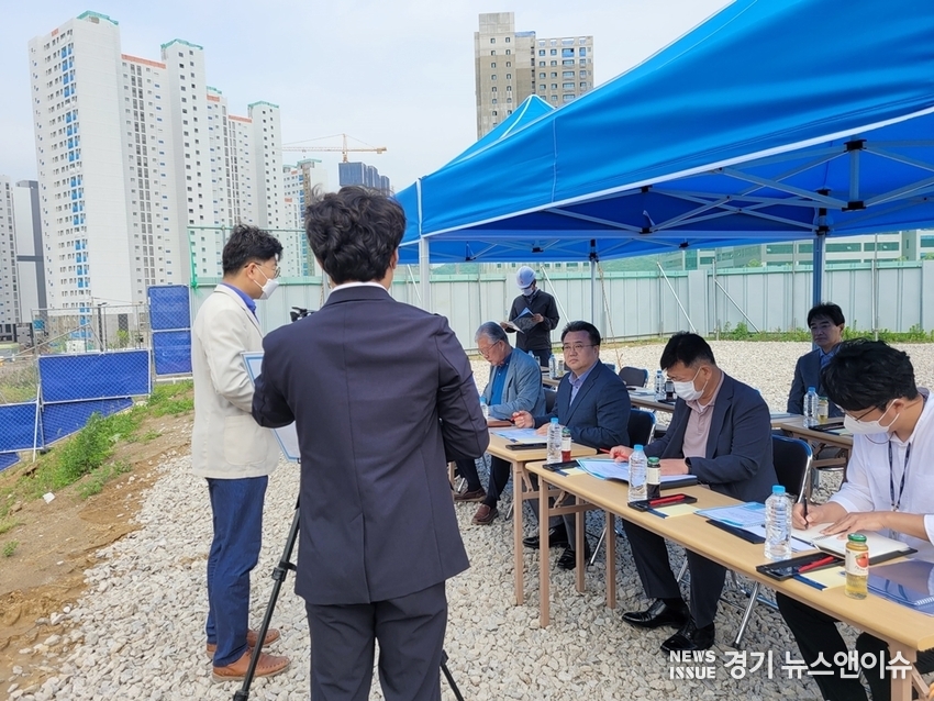 의정부 시민협치 인수위 교통.건설.안전분과 위원들이 고산동 물류센터 예정지를 방문해 사업추진 과정 전반에 대해 점검하고 았다. /의정부 시민협치 인수위 제공