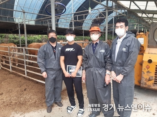 경기도와 축산품질평가원 서울지원 관계자가 한우농가에 대한 현장 컨설팅을 진행하고 있다. /경기도 제공 