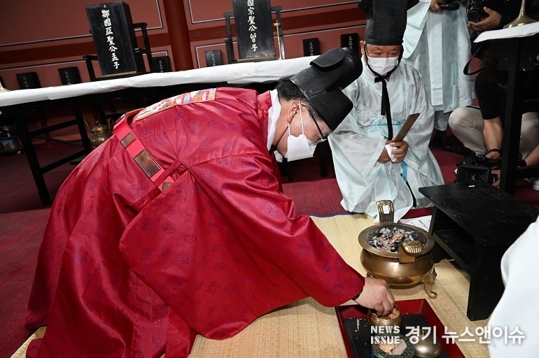 강수현 양주시장이 13일 양주향교 대성전에서 고유례 봉행을 하고 있다. /양주시 제공