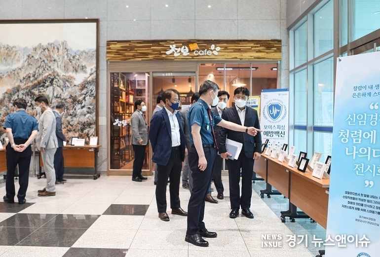 이문수 경기북부경찰청장이 경찰청 1층 로비에서 전시되는 '역사 속에서 찾은 청렴이야기'를 관람하고 있다. /경기북부경찰청 제공 