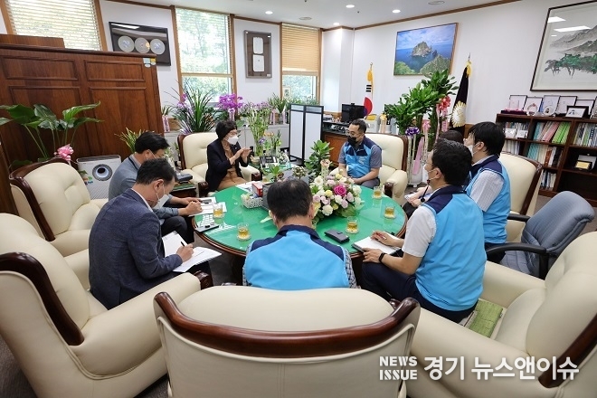 의정부시의회가 28일 의장실에서 시 공무원노동조합 임원들과 간담회를 갖고 있다. /의정부시의회 제공