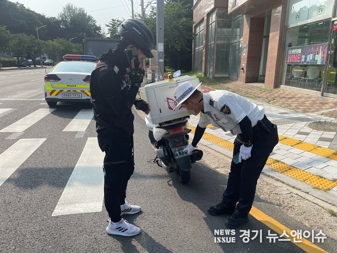 경기북부경찰이 이륜차 위반사항 단속활동을 펼치고 있는 모습. /경기북부경찰청 제공