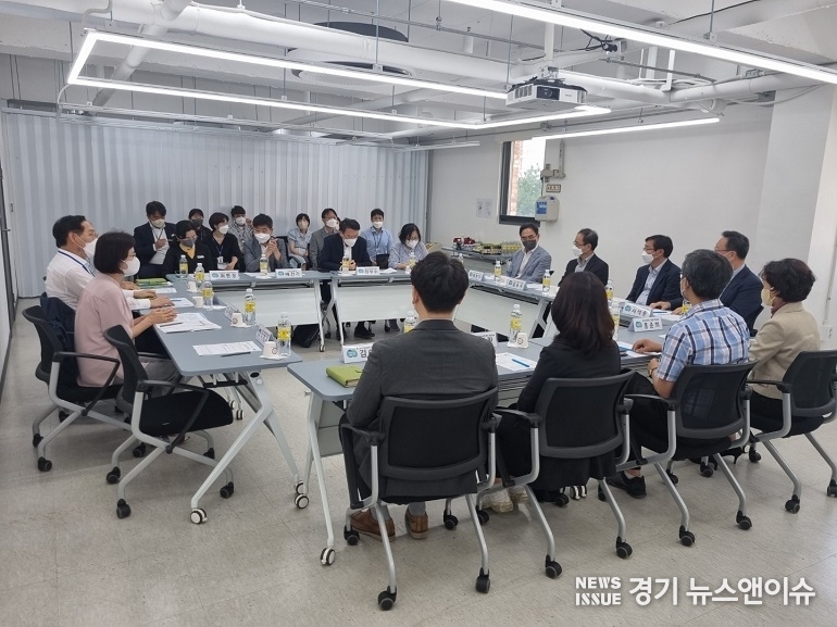경기도 민생특위 문우식 공동위원장과 특위 경제고용대책반이 6일 의정부시 소재 서민금융복지지원센터를 방문, 관계자들과 간담회를 가졌다. /경기도 제공