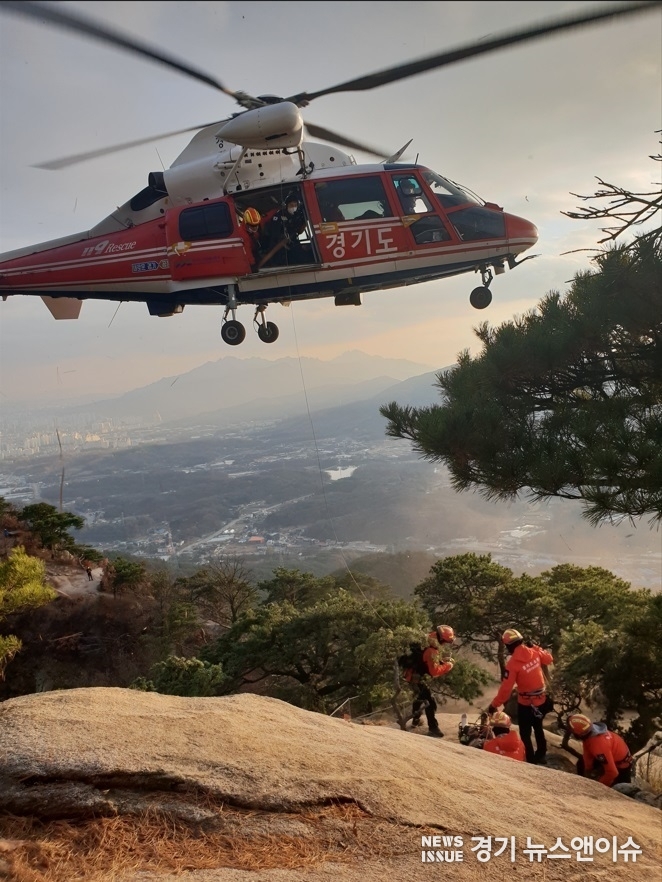경기도북부소방재난본부 대원들이 산악사고 구조활동을 펼치고 있는 모습. /도북부소방재난본부 제공