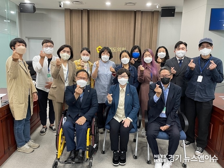 경기도의회 박옥분 의원(앞줄 가운데)이 5일 도의회 보건복지위원실에서 '재난 약자 인권보장조례 제정을 위한 간담회'를 가졌다. (사진=경기도의회 제공)