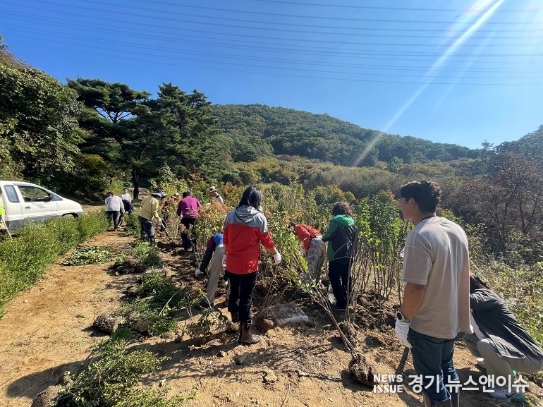 양주시 남면 탄소추진위원회 회원들과 주민들이 감악산에서 나무를 심고 있다. (양주시 제공)