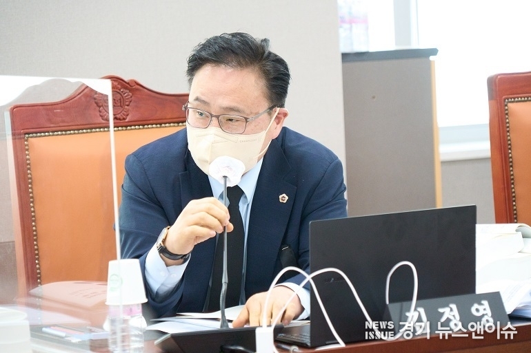 경기도의회 김정영 운영위원장(국민의힘, 의정부1)이 지난 4일 건설국에 대한 행정사무감사에서 건설현장 안전관리 대책마련을 촉구하고 있다..(경기도의회 제공)
