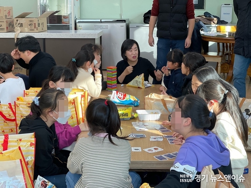 경기도의회 국민의힘 곽미숙(고양6) 대표의원이 아동복지시설 입소 아동들과 함께 따뜻한 온기를 나누는 어울림 봉사활동을 펼치고 있다. (사진=경기도의회 제공)
