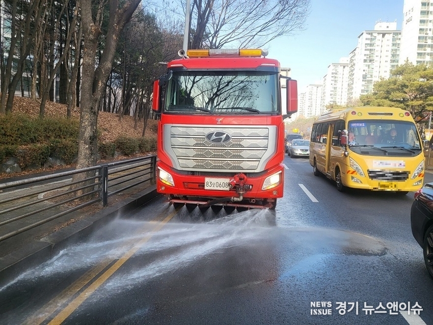 살수차량이 도로에 물을 뿌리고 있다.(사진=고양특례시 제공)