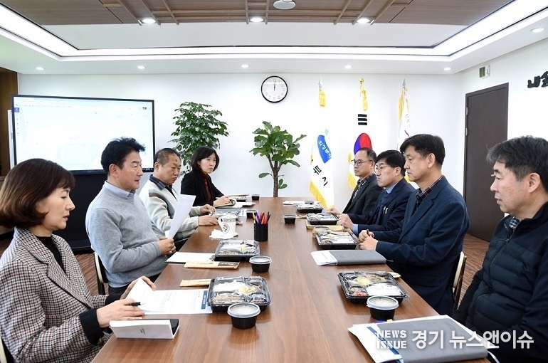 김동근 의정부시장이 30일 시장실에서 난방비 폭등과 관련, 긴급 대책회의를 주재하고 있다.(사진=의정부시 제공)