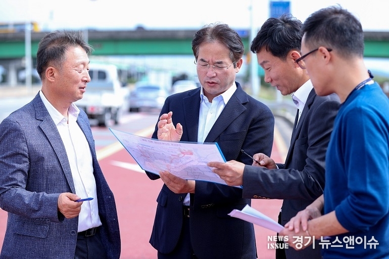 이동환 시장이 자유로 지하화 사업과 관련, 지난해 10월 4일 자유로 일원 현장을 찾아 점검하고 있다.(사진=고양특례시 제공)