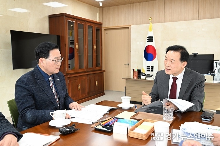 강수현 양주시장이 2일 임태희 경기도교육감을 만나 양주지역 교육현안 해결을 위해 논의하고 있다.(사진=양주시 제공)