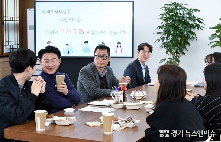 김동근 의정부시장이 시장실에서 직원들과 격의 없이 대화하는 등 소통하고 있다.(사진=의정부시 제공)