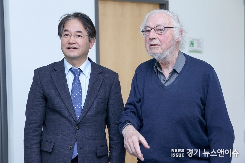 이동환 고양특례시장(좌)이 노벨화학상 수상자 로베르트 후버 박사(Dr. Robert Huber)를 만나 환담하고 있다. (사진=고양특례시 제공)