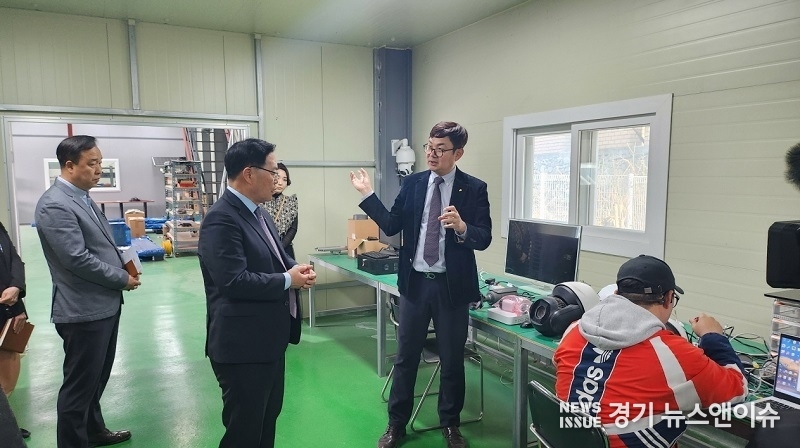 강수현 양주시장이 광적면 소재 (주)플랜비를 방문해 임직원으로부터 기업 애로사항을 청취하고 있다.(사진=양주시 제공)