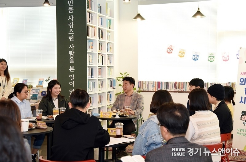 김동근 의정부시장이 학교밖청소년지원센터 프로그램에 참여하고 있는 청소년들과 겪의 없이 이야기를 나누고 있다. (사진=의정부시 제공)