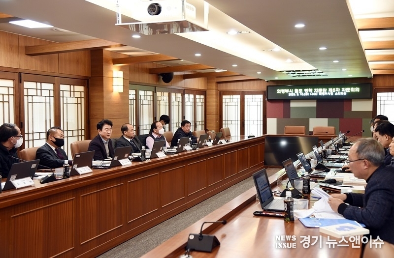 김동근 의정부시장이 '철도정책 자문단' 회의를 통해 자문단의 의견을 청취하고 있다. (의정부시 제공)
