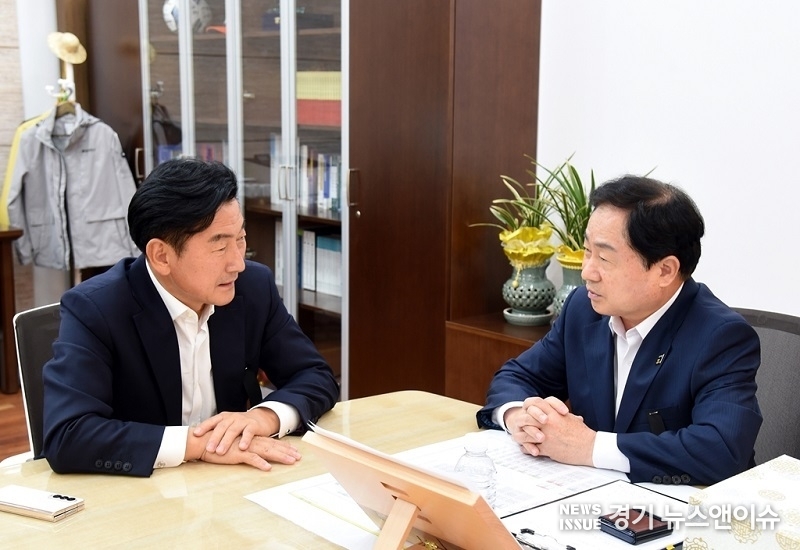 김동근(좌) 의정부시장이 주광덕(우) 남양주시장과 지하철 8호선 의정부 연장과 관련, 긴밀한 정책 공조를 펼치기 위해 논의하고 있다. (의정부시 제공)