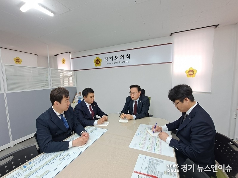 김정영 위원장이 의정부청년회의소 안현영 회장을 비롯한 임원들과 ‘의정부시 어린이미술대회’ 준비사항 점검 정담회를 열고 있다. (경기도의회 제공)