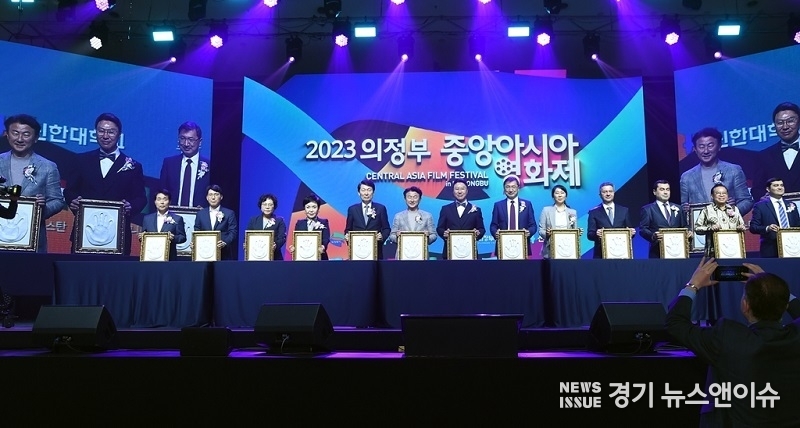 '2023 의정부 중앙아시아 영화제' 개막식 장면. 김동근 의정부시장과 강성종 신한대 총장을 비롯해 김민철·최영희 국회의원, 8개국 대사 등이 참석했다. (의정부시 제공