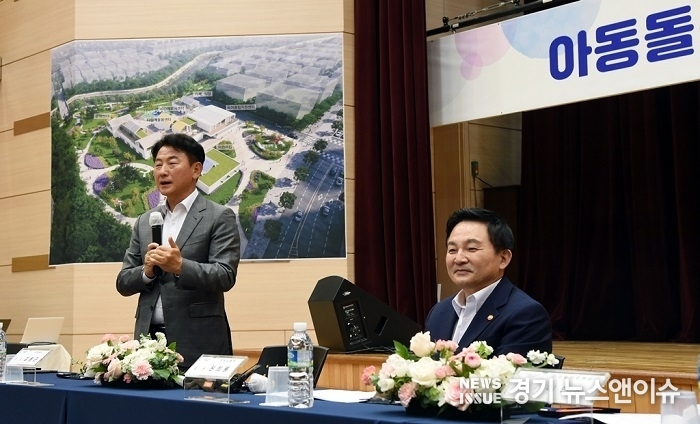 김동근 의정부시장이 ‘고산지구 아이돌봄시설 클러스터 조성 업무협약’을 체결하면서 원희룡 국토교통부 장관이 지켜보는 가운데 인사말을 하고 있다. (의정부시 제공)