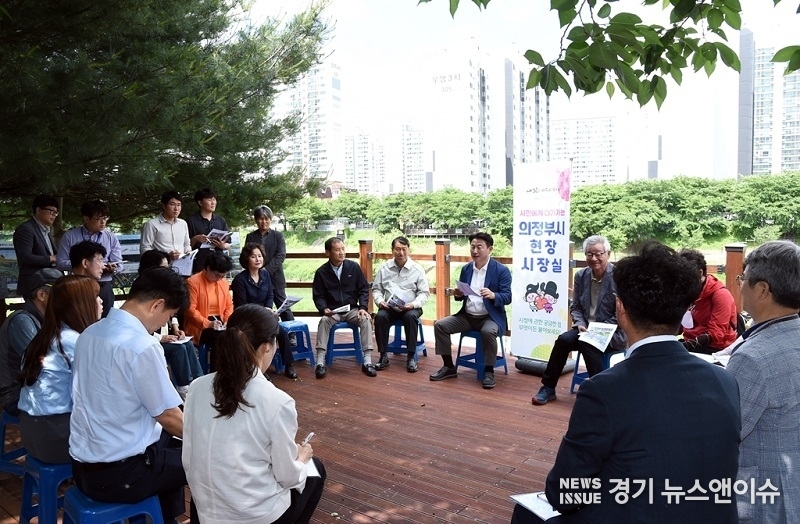 김동근 의정부시장이 19일 중랑천에 마련된 현장시장실 운영을 통해 주민들과 소통하고 있다. (의정부시 제공)