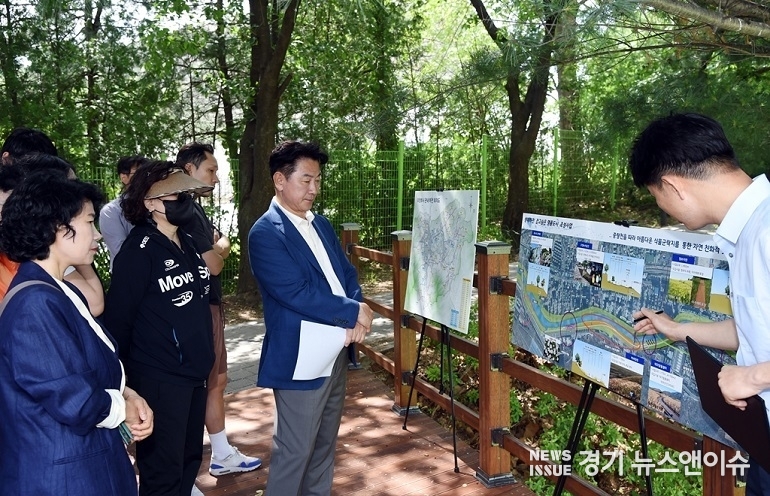 김동근 의정부시장이 현장시장실 운영에 참여한 주민들과 함께 중랑천 식물군락지 조성사업에 대한 업무보고를 받고 있다. (의정부시 제공)