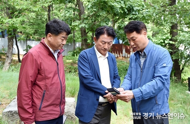 김동근(가운데) 의정부시장이 22일 금오동 꽃동네 민원 현장을 방문해 주민들의 애로사항을 듣고 있다. (의정부시 제공). 